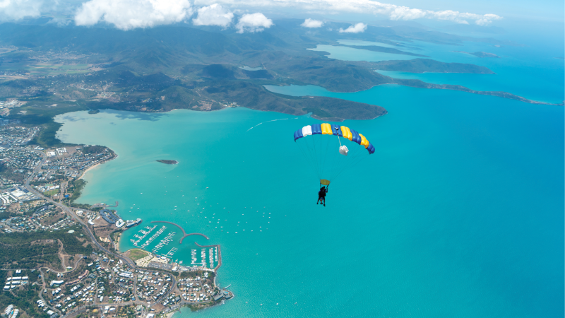 60ab39e97c158_2299_skydivewtairlie4-2