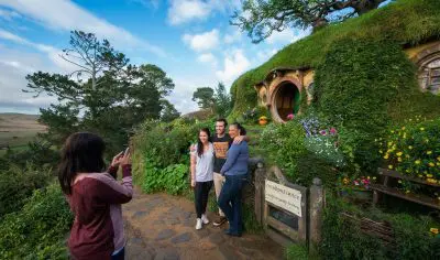 665550223bfb5_4205_hobbitonmovieset171200px