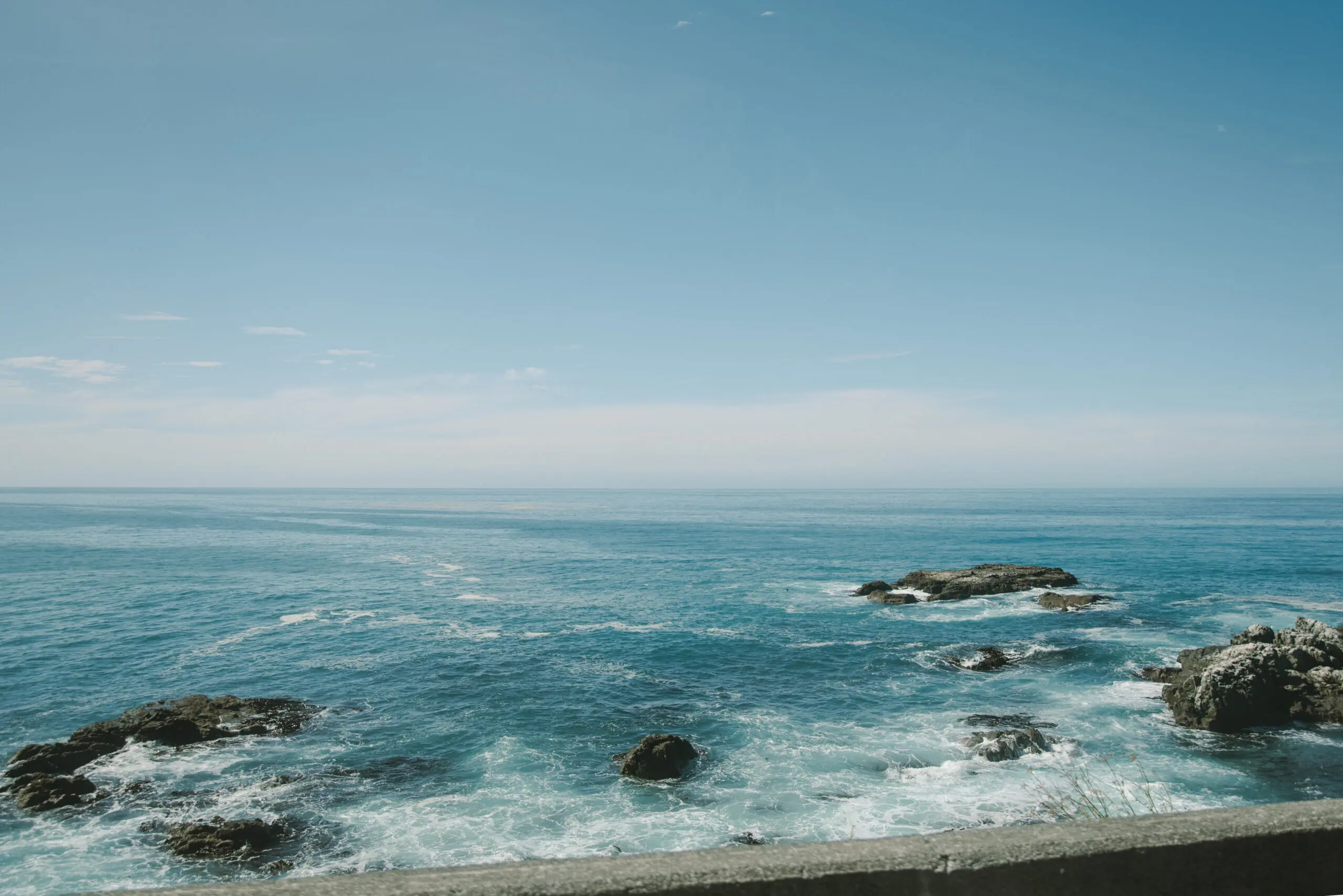 Ocean waves hitting rocks in Kaikoura