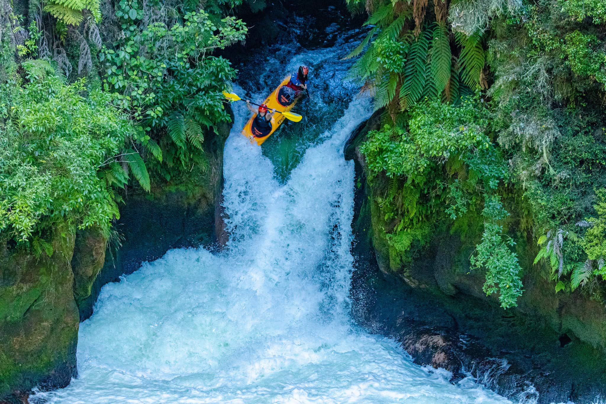 656e5d42c44c6_8632_kaituna-river-tandem-kayaking-down-tutea-falls-rotorua-min