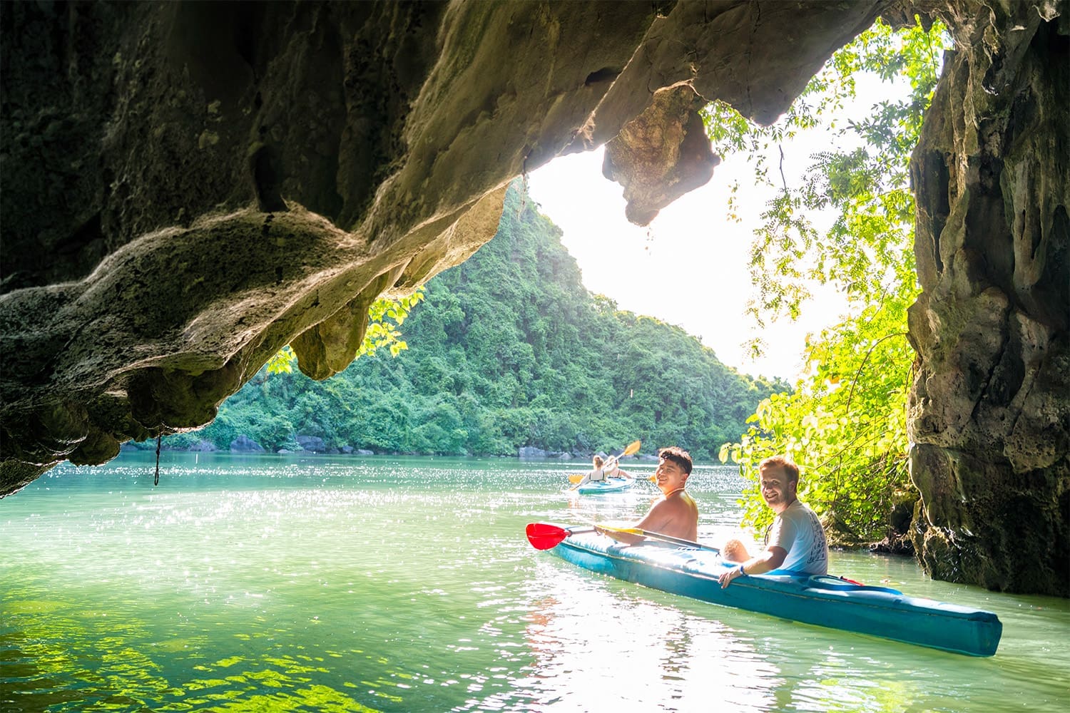645389aa51e1c_1588_halong-baykayakcave